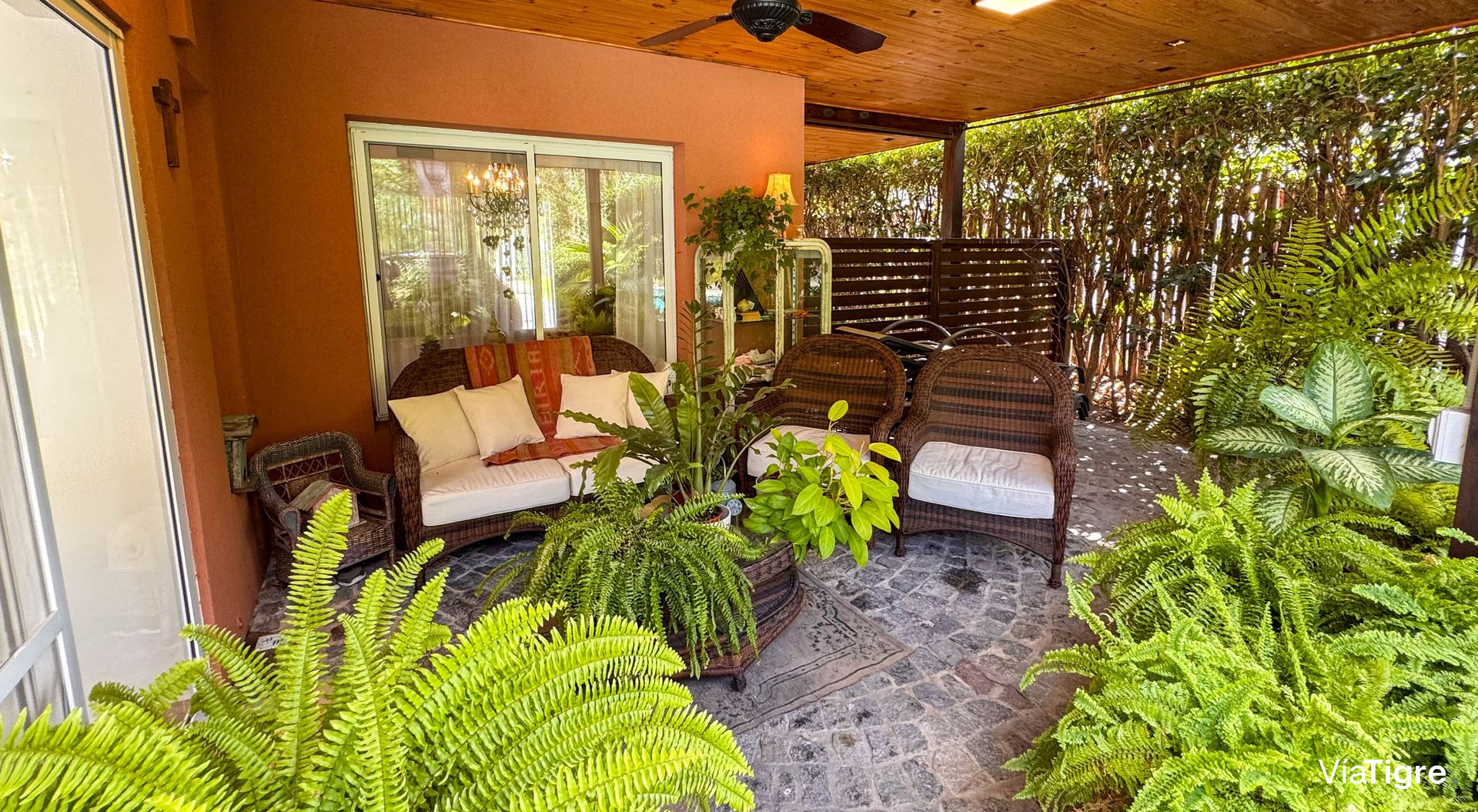 Casa 5 AMB. con PILETA y JARDÍN - Barrio SAN MARCO