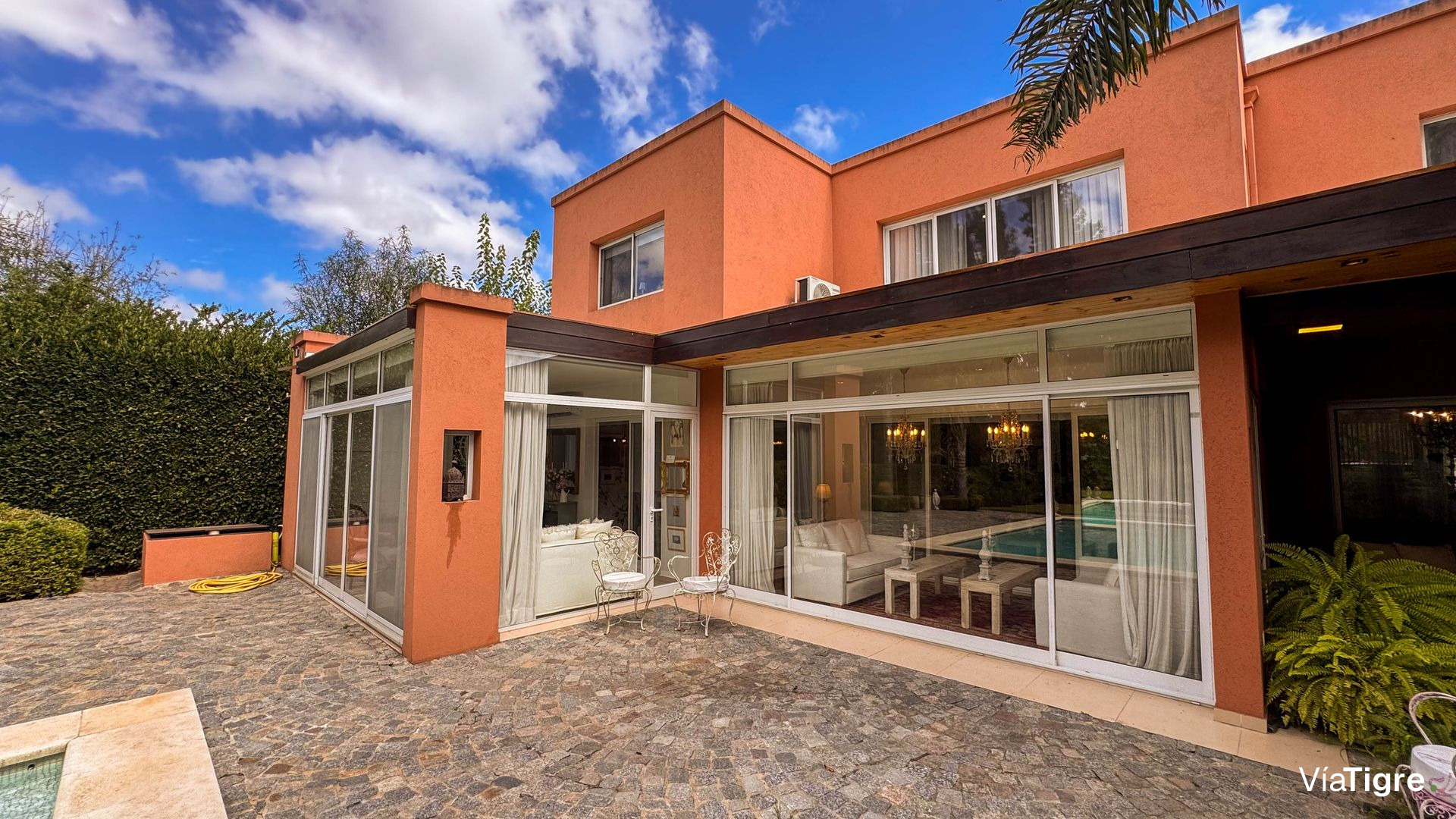 Casa 5 AMB. con PILETA y JARDÍN - Barrio SAN MARCO