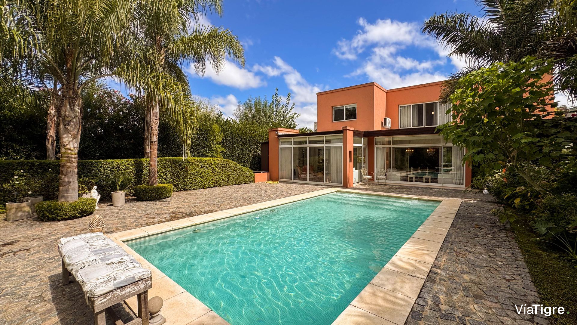 Casa 5 AMB. con PILETA y JARDÍN - Barrio SAN MARCO