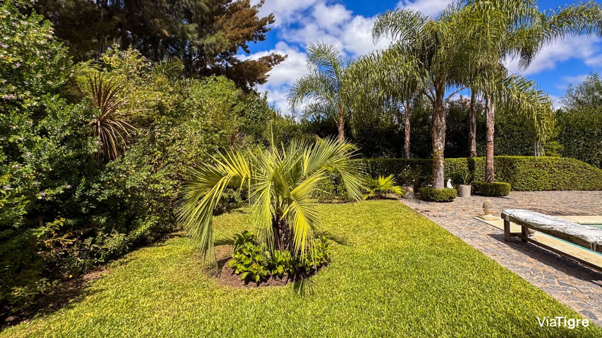 Casa 5 AMB. con PILETA y JARDÍN - Barrio SAN MARCO