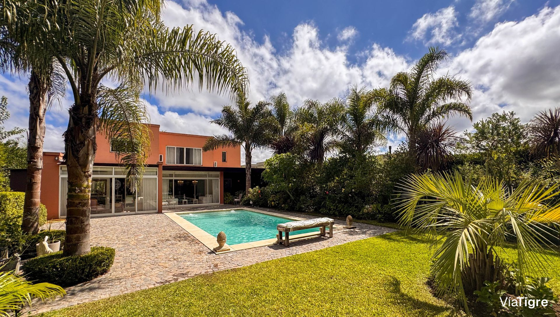 Casa 5 AMB. con PILETA y JARDÍN - Barrio SAN MARCO