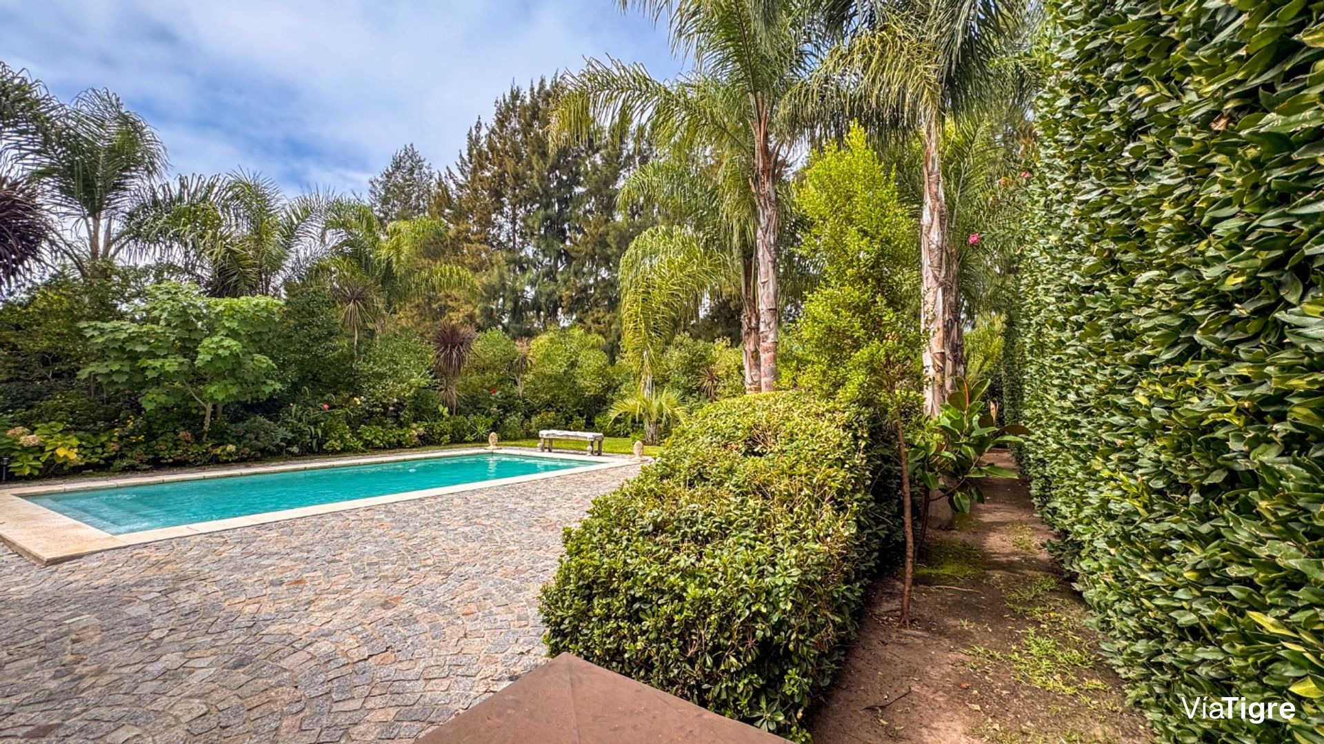 Casa 5 AMB. con PILETA y JARDÍN - Barrio SAN MARCO