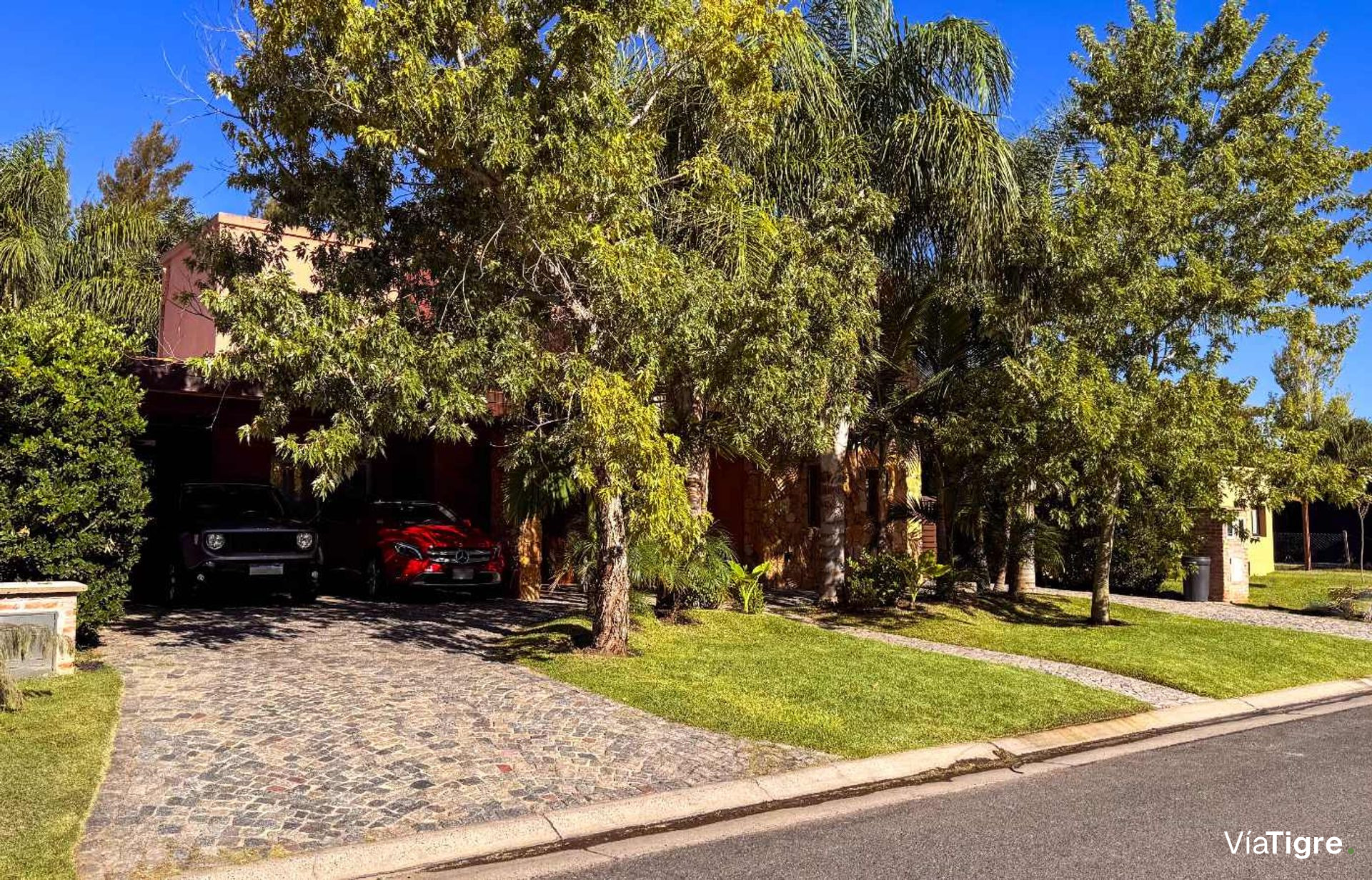Casa 5 AMB. con PILETA y JARDÍN - Barrio SAN MARCO