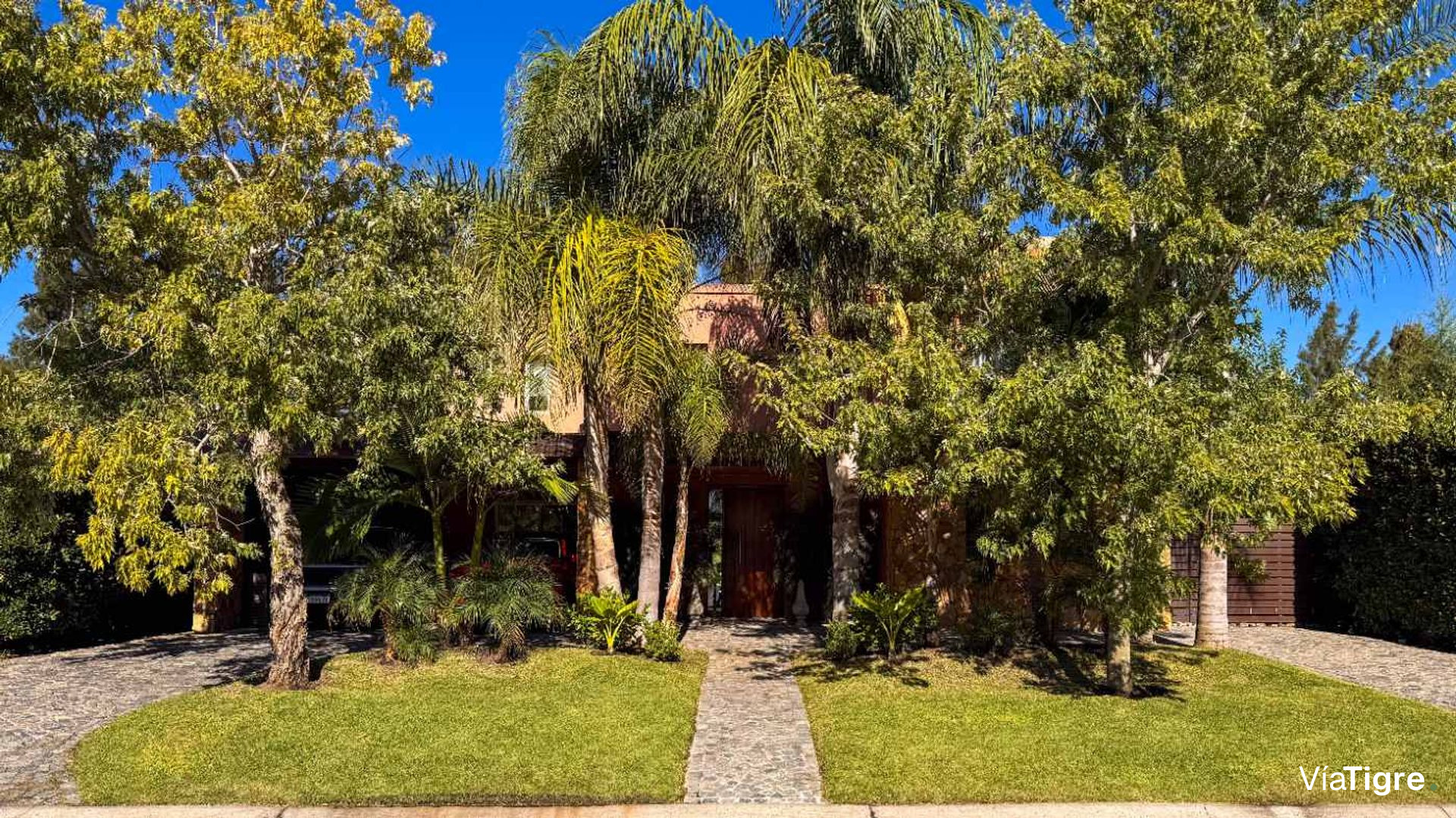 Casa 5 AMB. con PILETA y JARDÍN - Barrio SAN MARCO