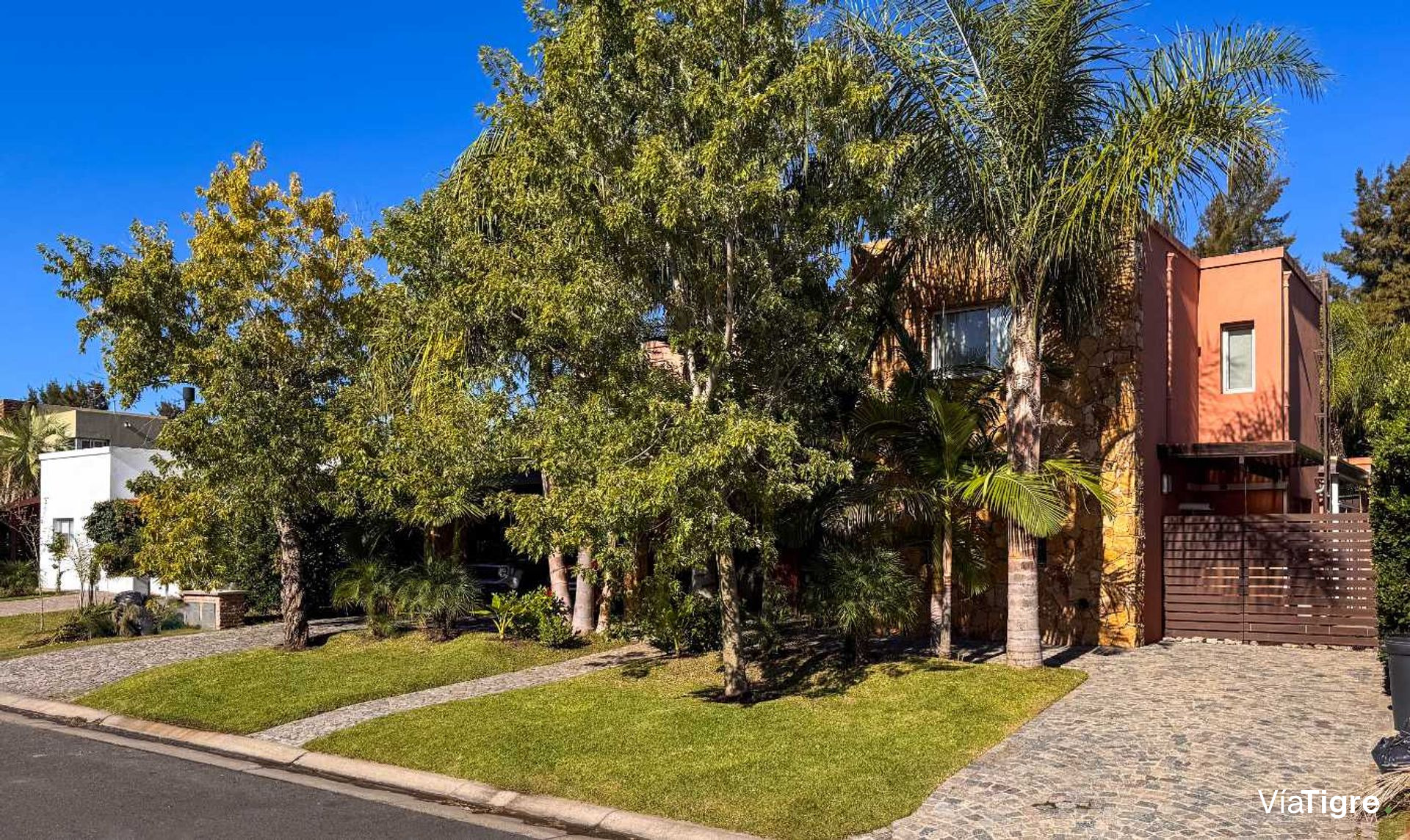 Casa 5 AMB. con PILETA y JARDÍN - Barrio SAN MARCO