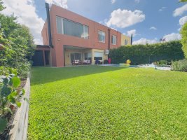 Casa 4 dormitorios 1 escritorio pileta playroom