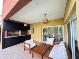 Casa 4 dormitorios 1 escritorio pileta playroom