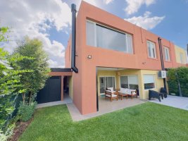 Casa 4 dormitorios 1 escritorio pileta playroom