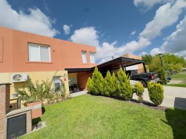 Casa 4 dormitorios 1 escritorio pileta playroom