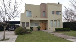 House for sale at the lagoon in San Rafael Villanueva