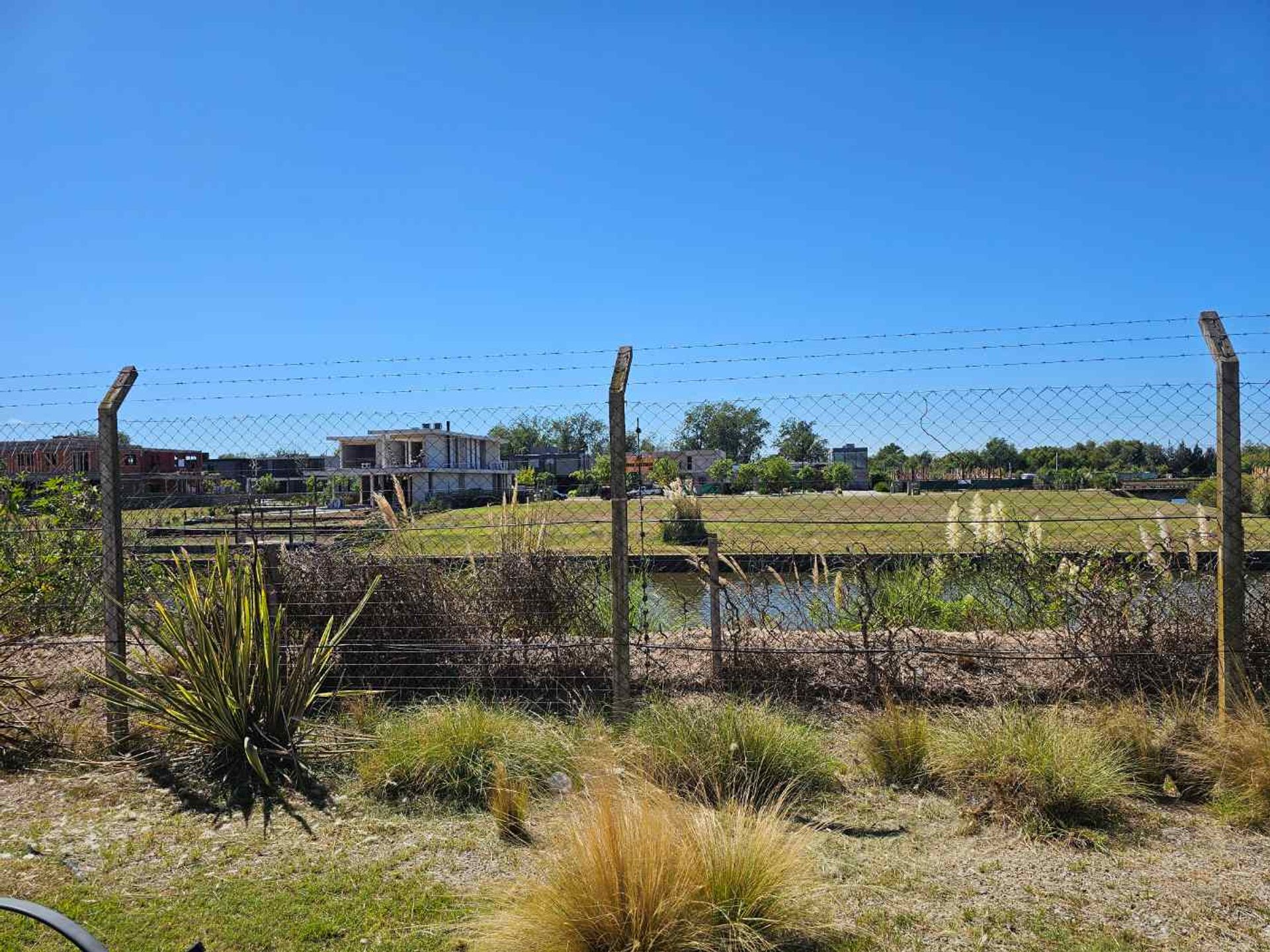 Venta casa de 5 ambientes con pileta en Albanueva