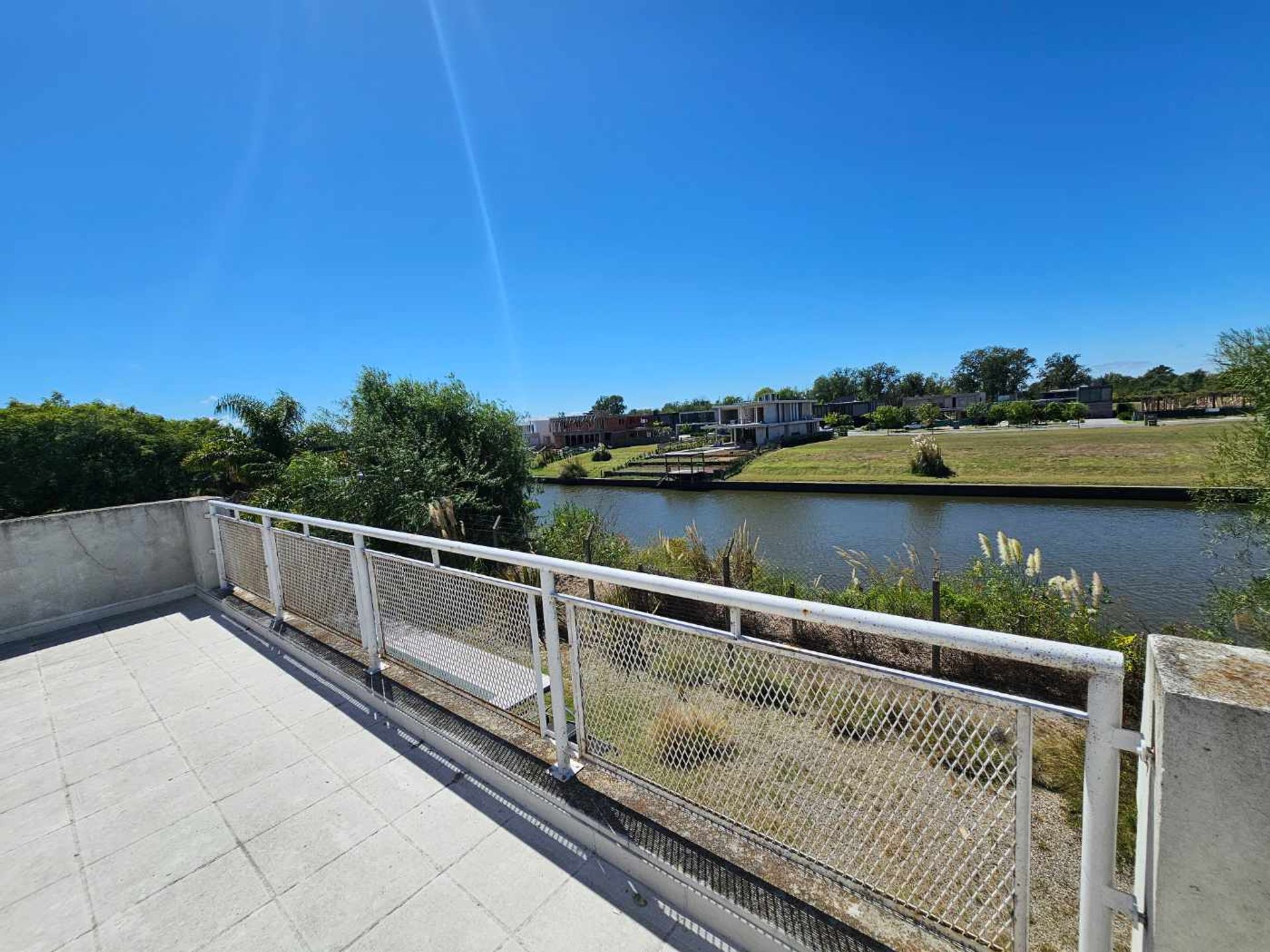 Venta casa de 5 ambientes con pileta en Albanueva