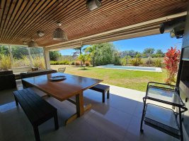 Venta casa de 5 ambientes con pileta en Albanueva