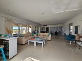 Venta casa de 5 ambientes con pileta en Albanueva