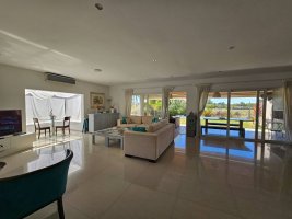 Venta casa de 5 ambientes con pileta en Albanueva