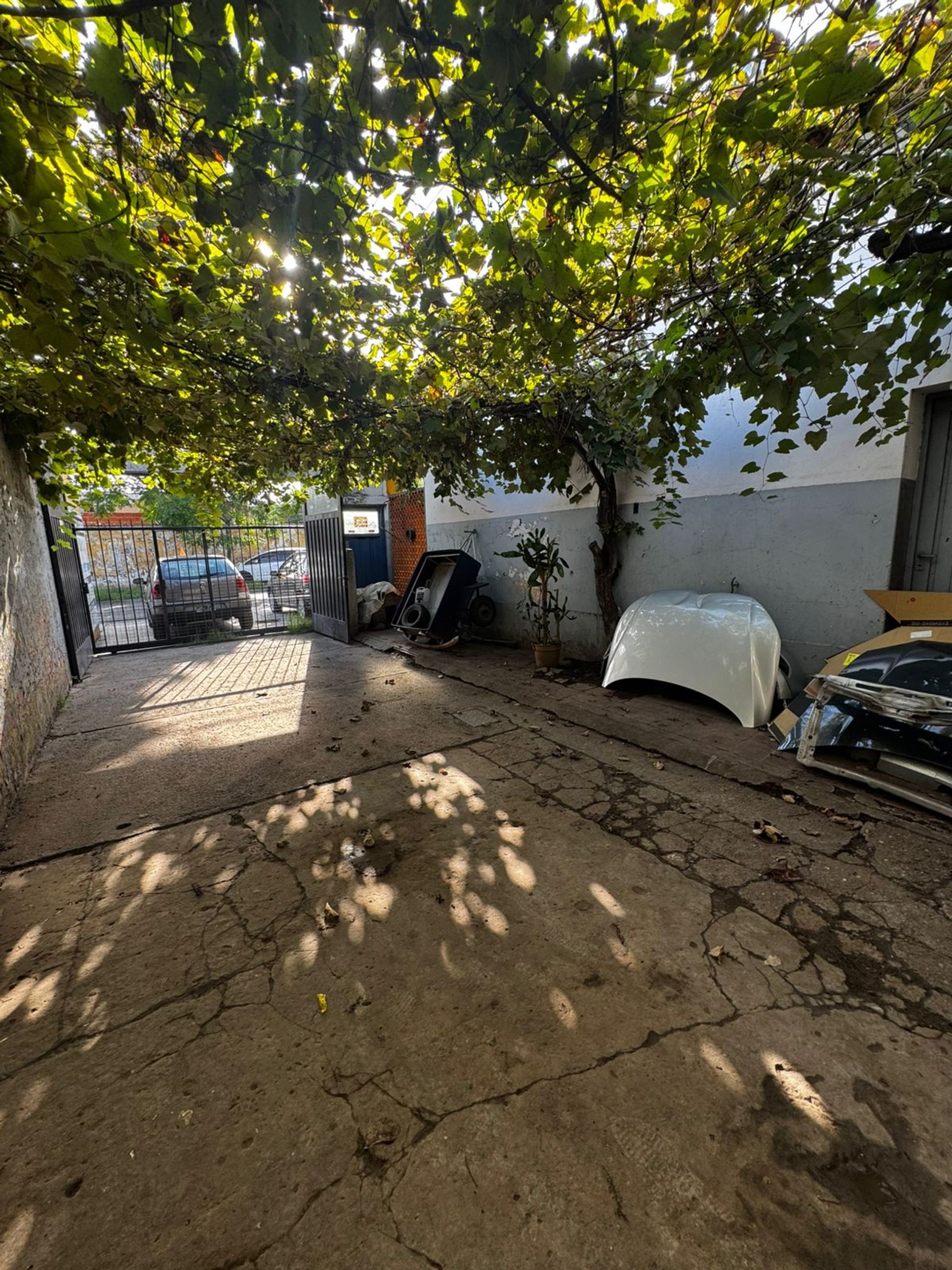 Galpón 12m frente 35m fondo con vivienda Boulogne