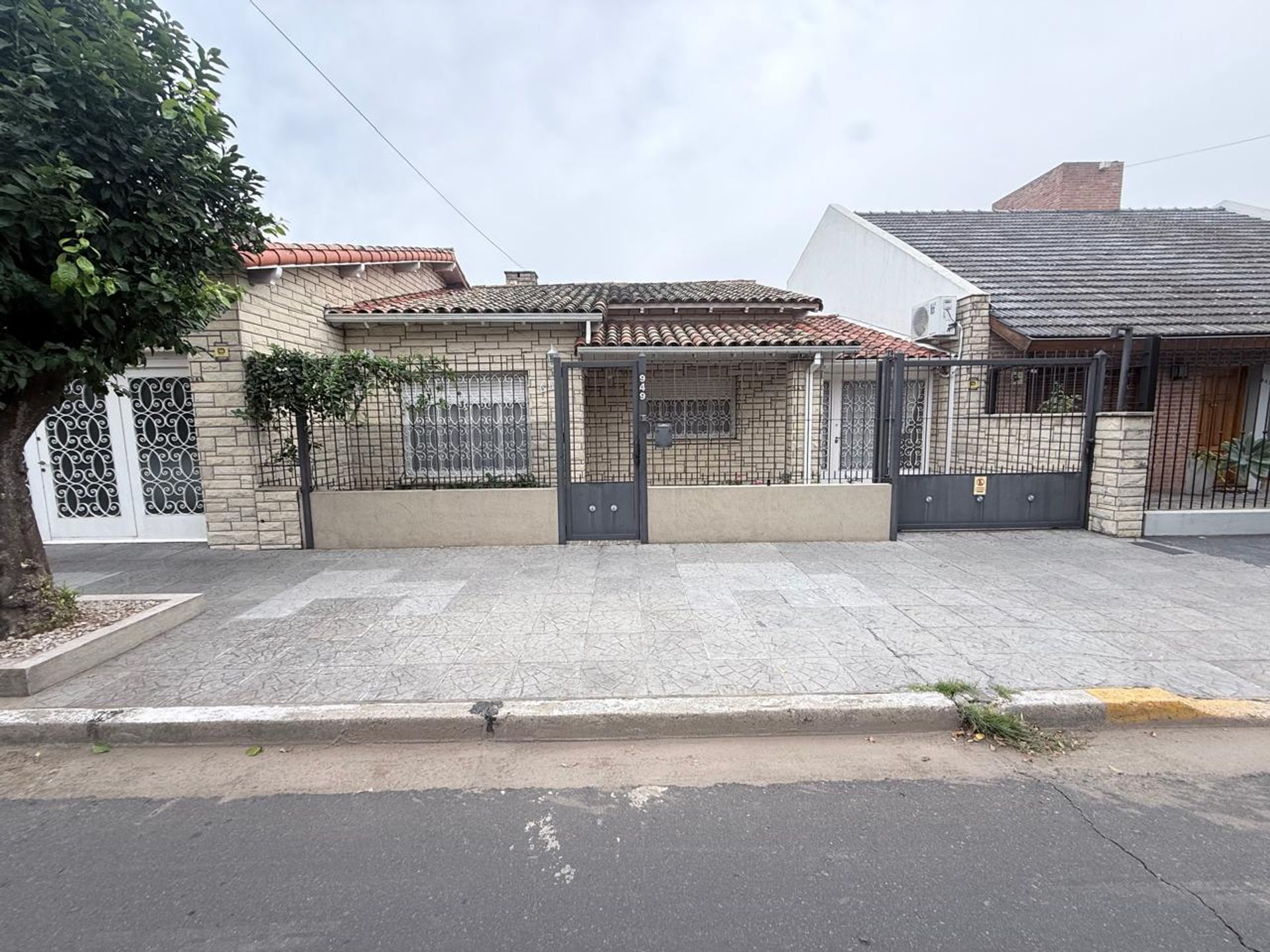 Venta Casa De 3 Ambientes Con Cochera Martinez