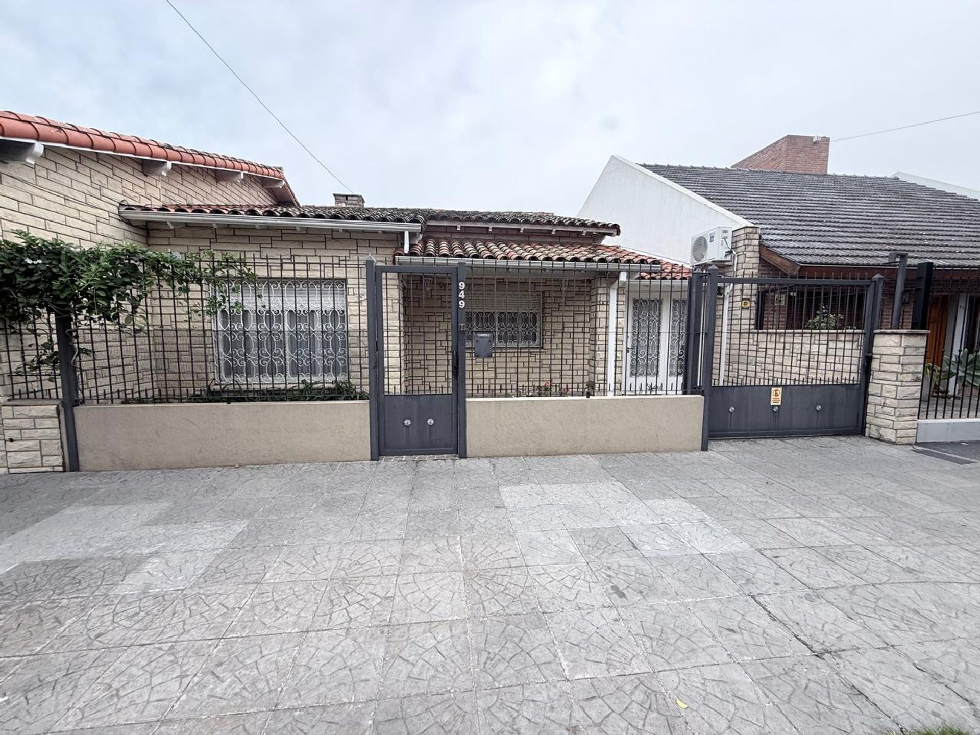 Venta Casa De 3 Ambientes Con Cochera Martinez
