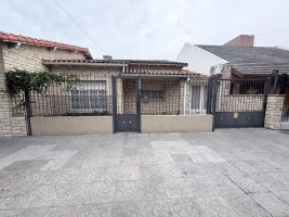 Venta Casa De 3 Ambientes Con Cochera Martinez