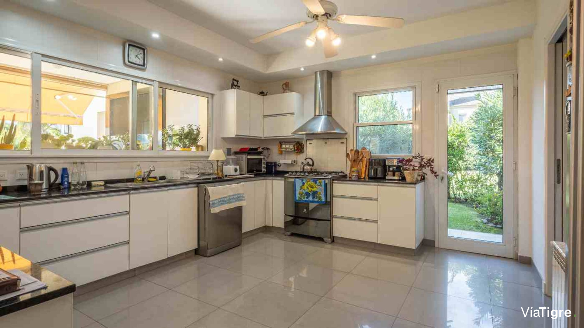 VENTA CASA AL LAGO EN LA ISLA, NORDELTA - 501 m²