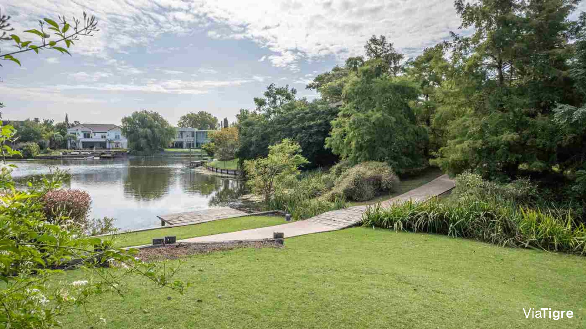 VENTA CASA AL LAGO EN LA ISLA, NORDELTA - 501 m²