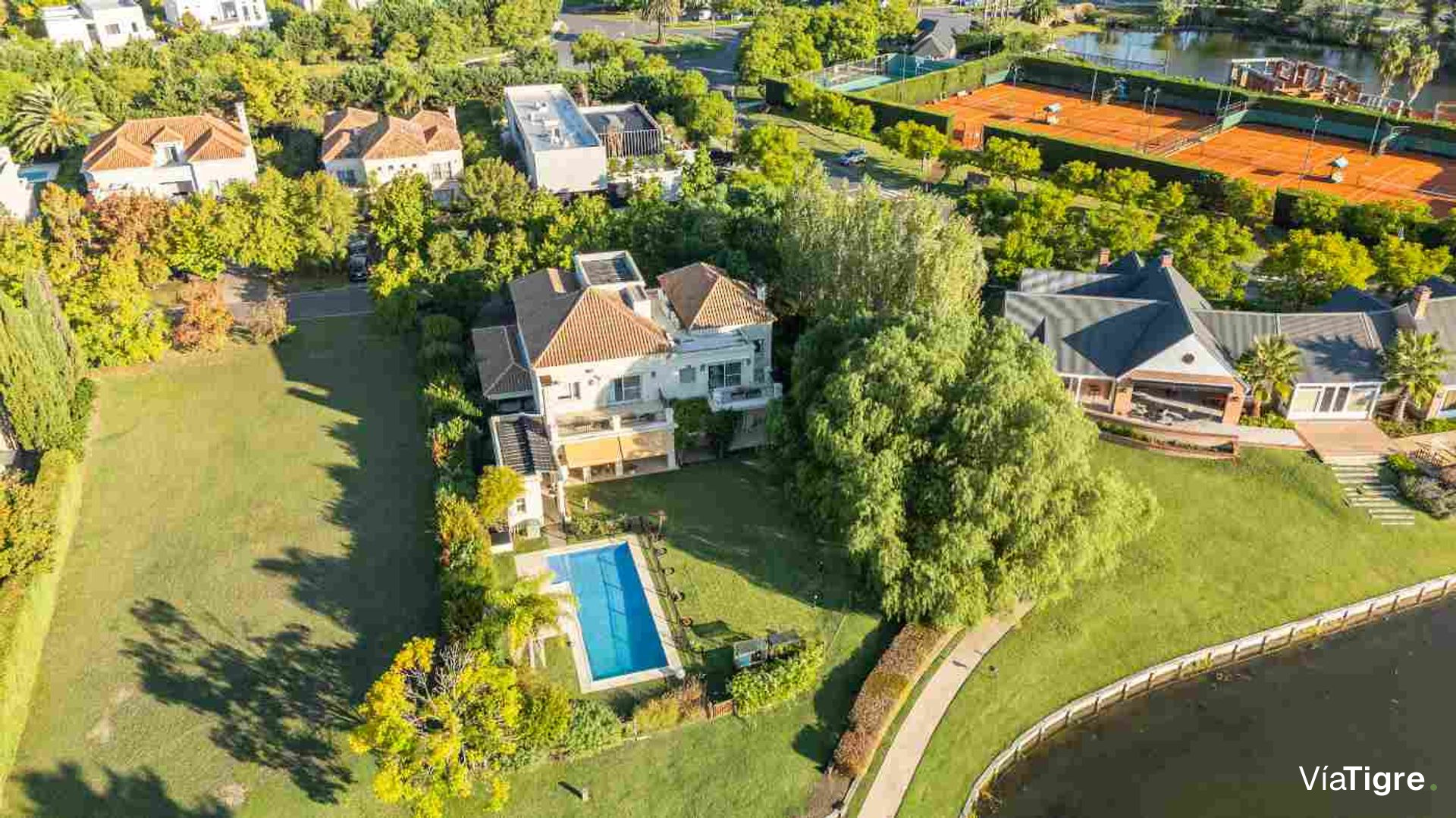 VENTA CASA AL LAGO EN LA ISLA, NORDELTA - 501 m²