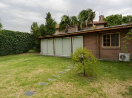 Venta casa tipo ph en Beccar con jardin