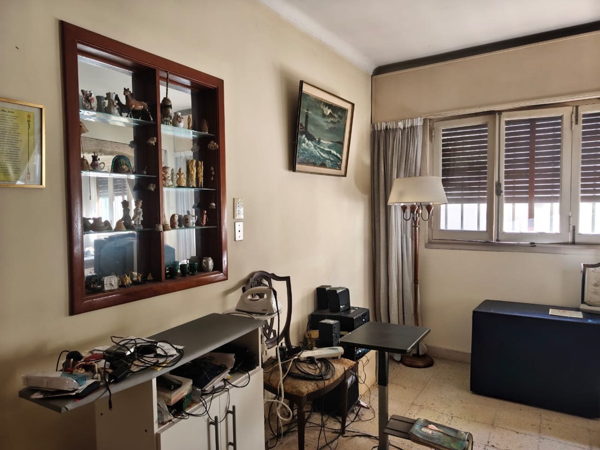 Casa con amplios ambientes, fondo y cochera.