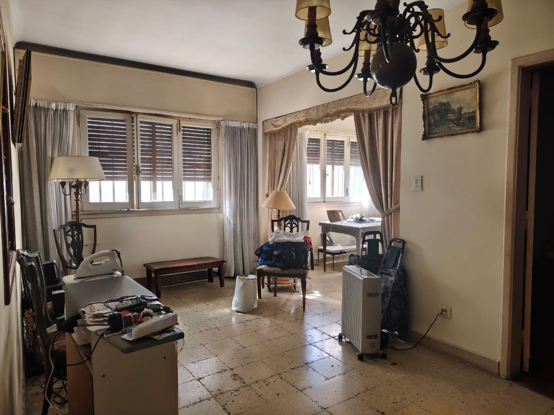 Casa con amplios ambientes, fondo y cochera.