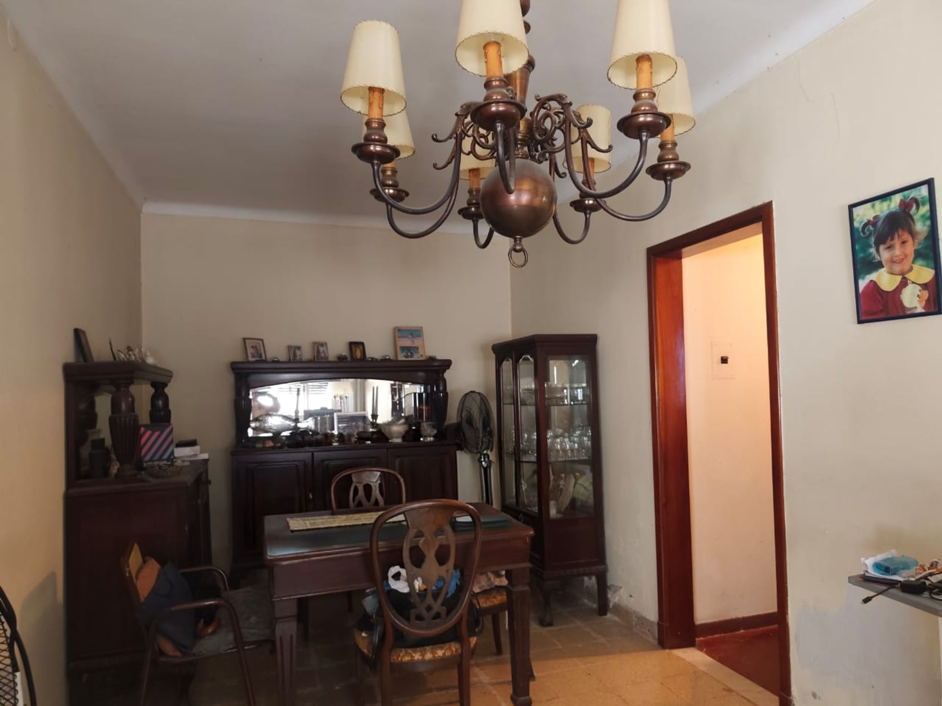 Casa con amplios ambientes, fondo y cochera.