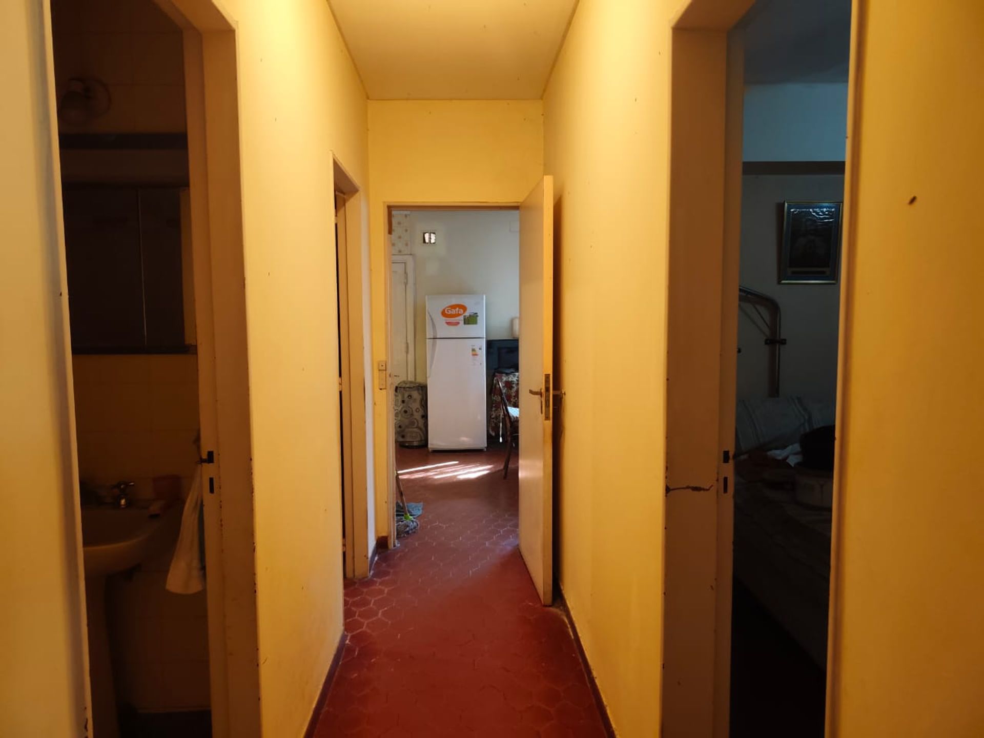 Casa con amplios ambientes, fondo y cochera.