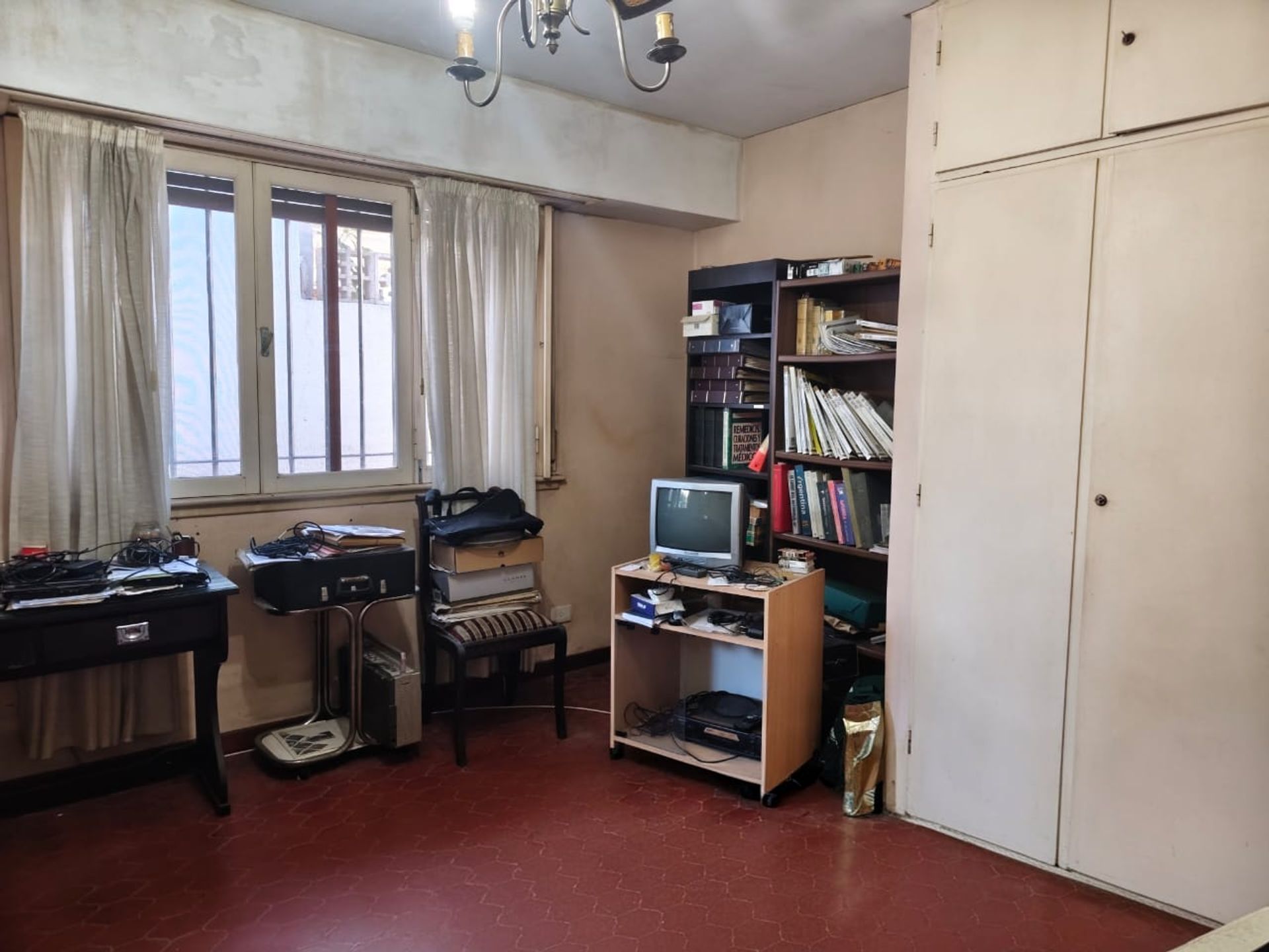 Casa con amplios ambientes, fondo y cochera.