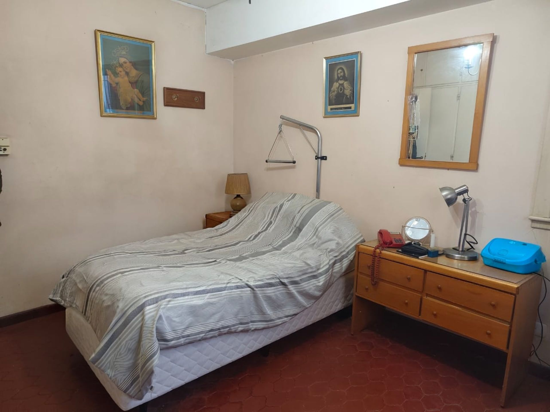 Casa con amplios ambientes, fondo y cochera.