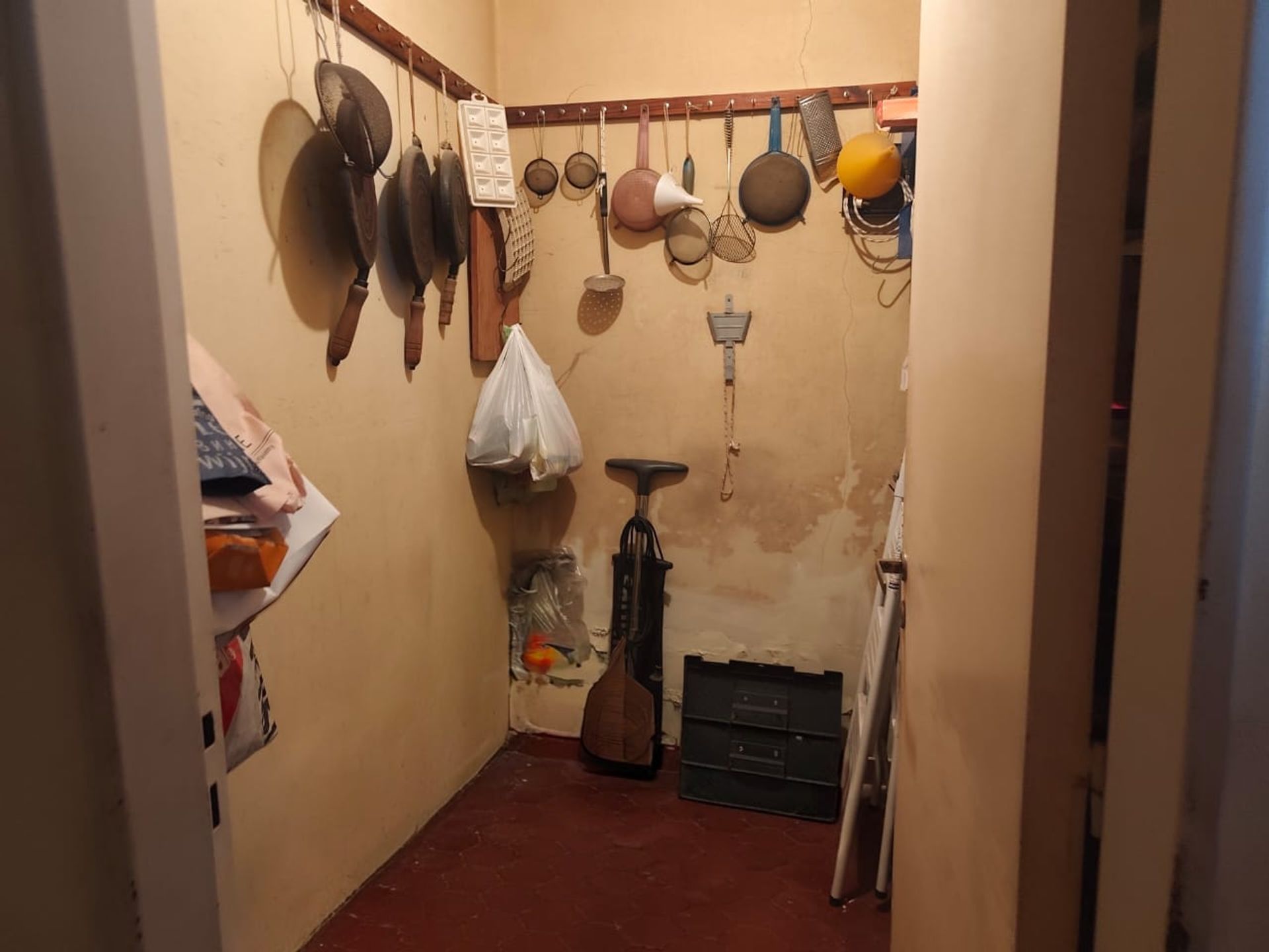 Casa con amplios ambientes, fondo y cochera.