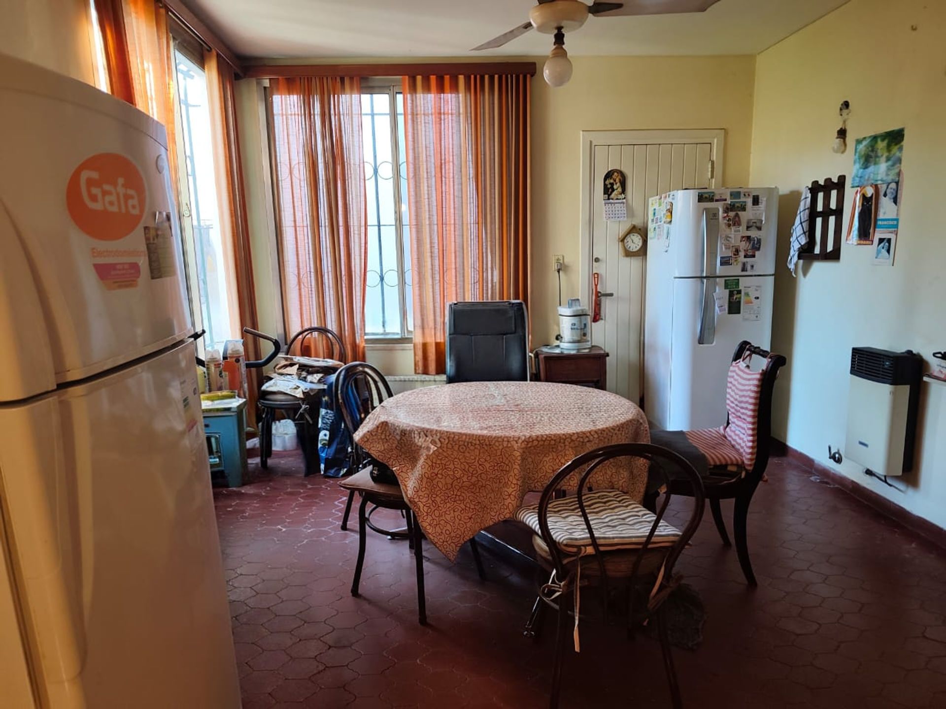 Casa con amplios ambientes, fondo y cochera.