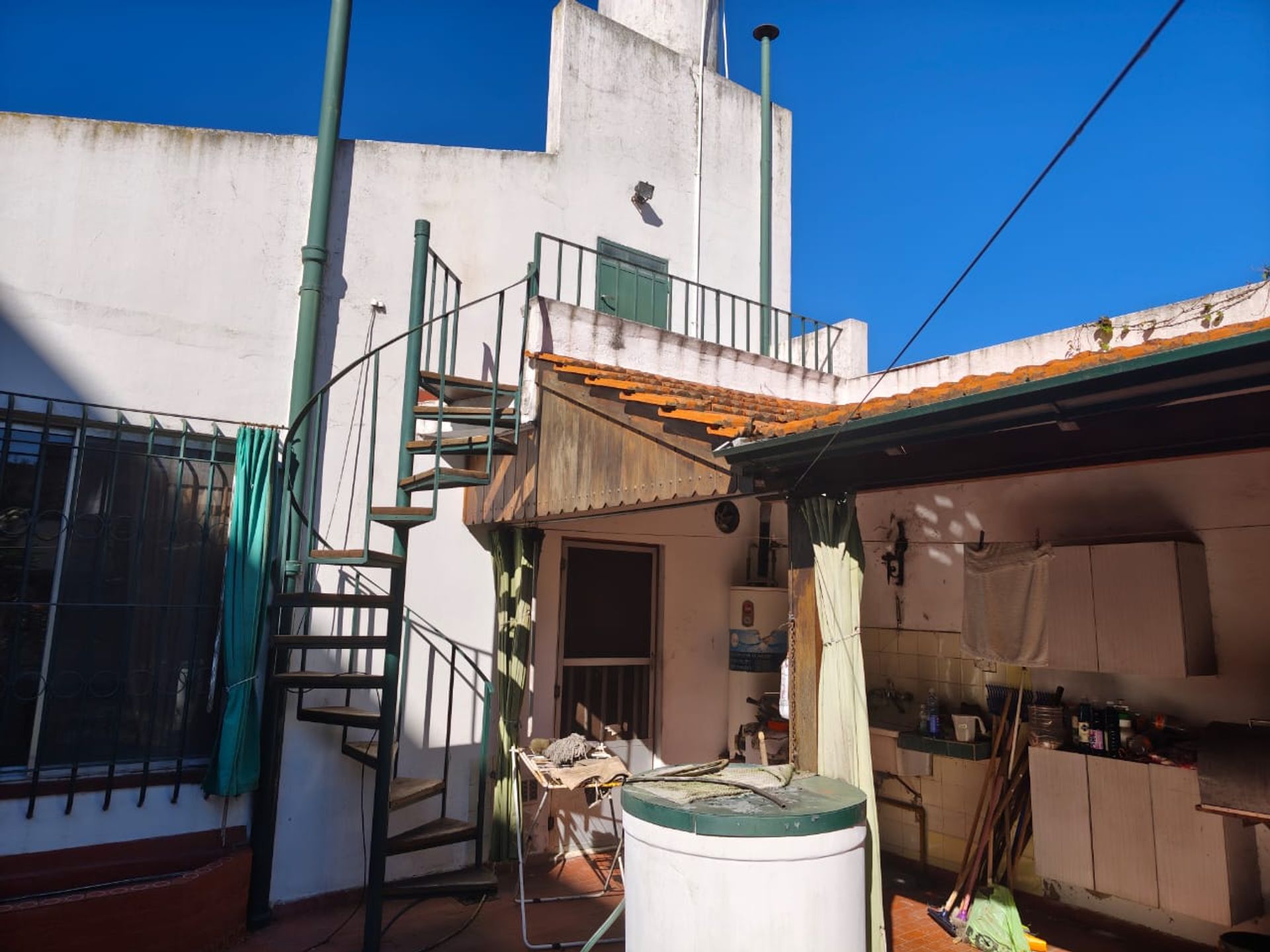 Casa con amplios ambientes, fondo y cochera.