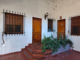 Casa con amplios ambientes, fondo y cochera.