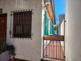 Casa con amplios ambientes, fondo y cochera.