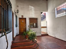 Casa con amplios ambientes, fondo y cochera.