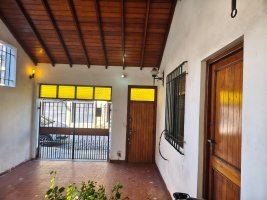 Casa con amplios ambientes, fondo y cochera.