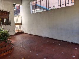 Casa con amplios ambientes, fondo y cochera.