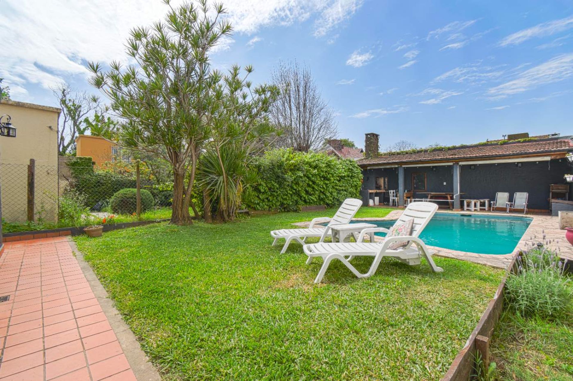 Venta casa lote propio con quincho y pileta