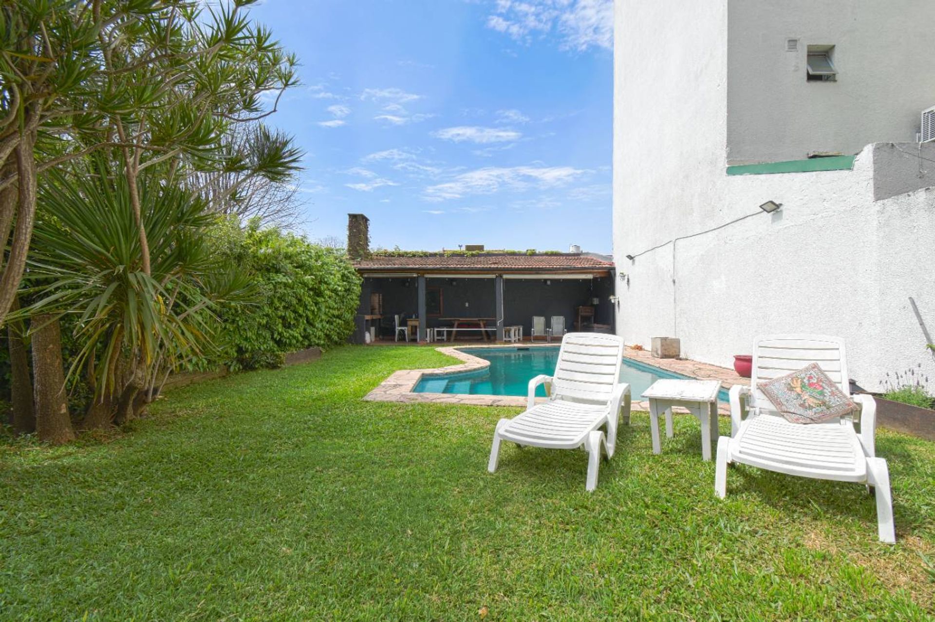 Venta casa lote propio con quincho y pileta