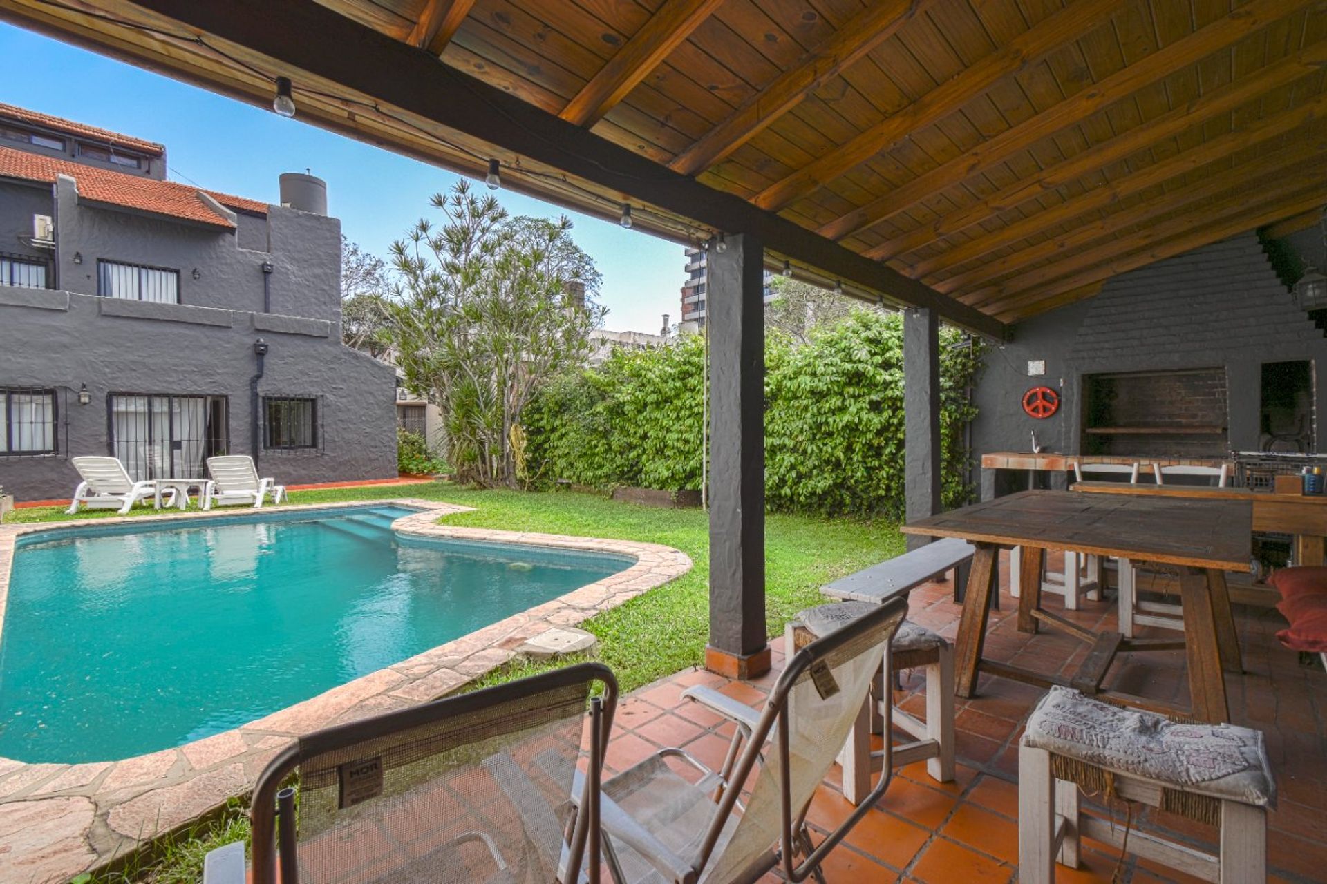 Venta casa lote propio con quincho y pileta