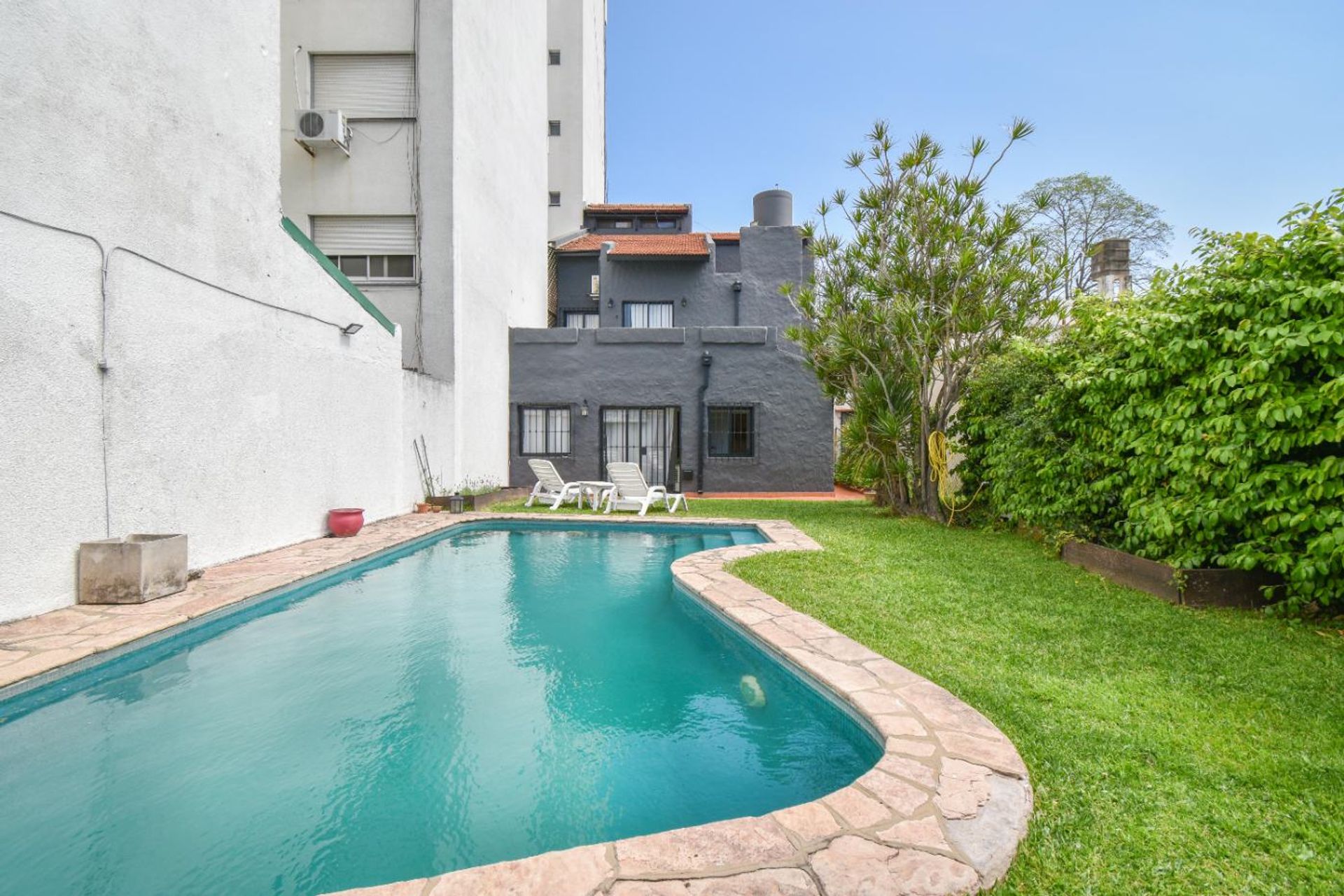 Venta casa lote propio con quincho y pileta