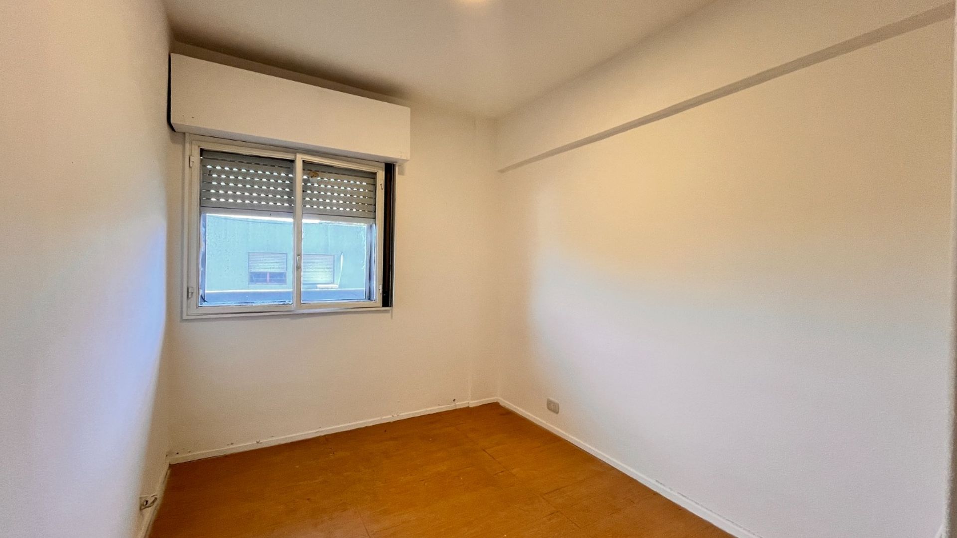 Dpto. 5 amb. 2 baños. Balcón. ASCENSOR! Beccar.