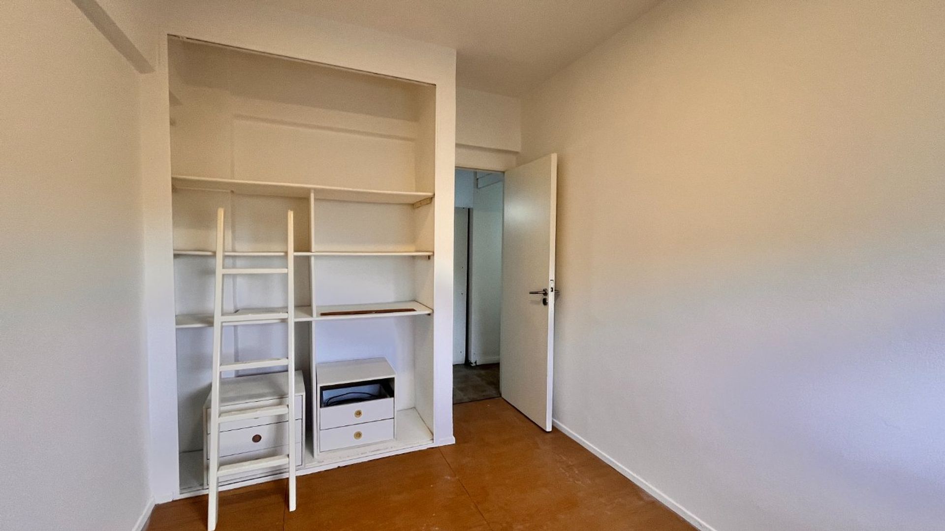 Dpto. 5 amb. 2 baños. Balcón. ASCENSOR! Beccar.