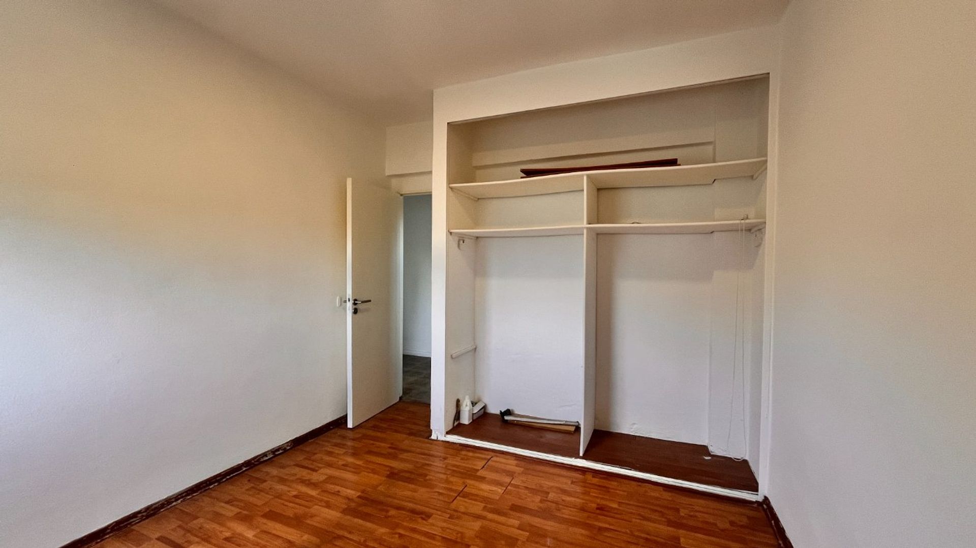 Dpto. 5 amb. 2 baños. Balcón. ASCENSOR! Beccar.