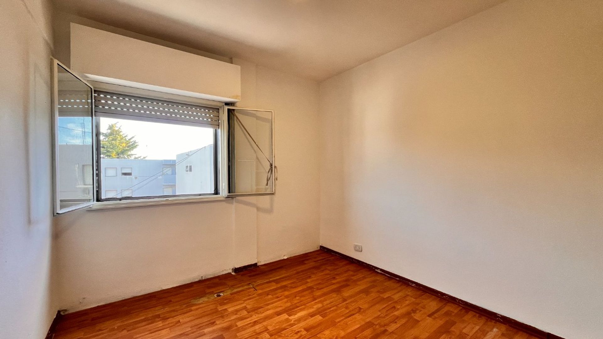 Dpto. 5 amb. 2 baños. Balcón. ASCENSOR! Beccar.