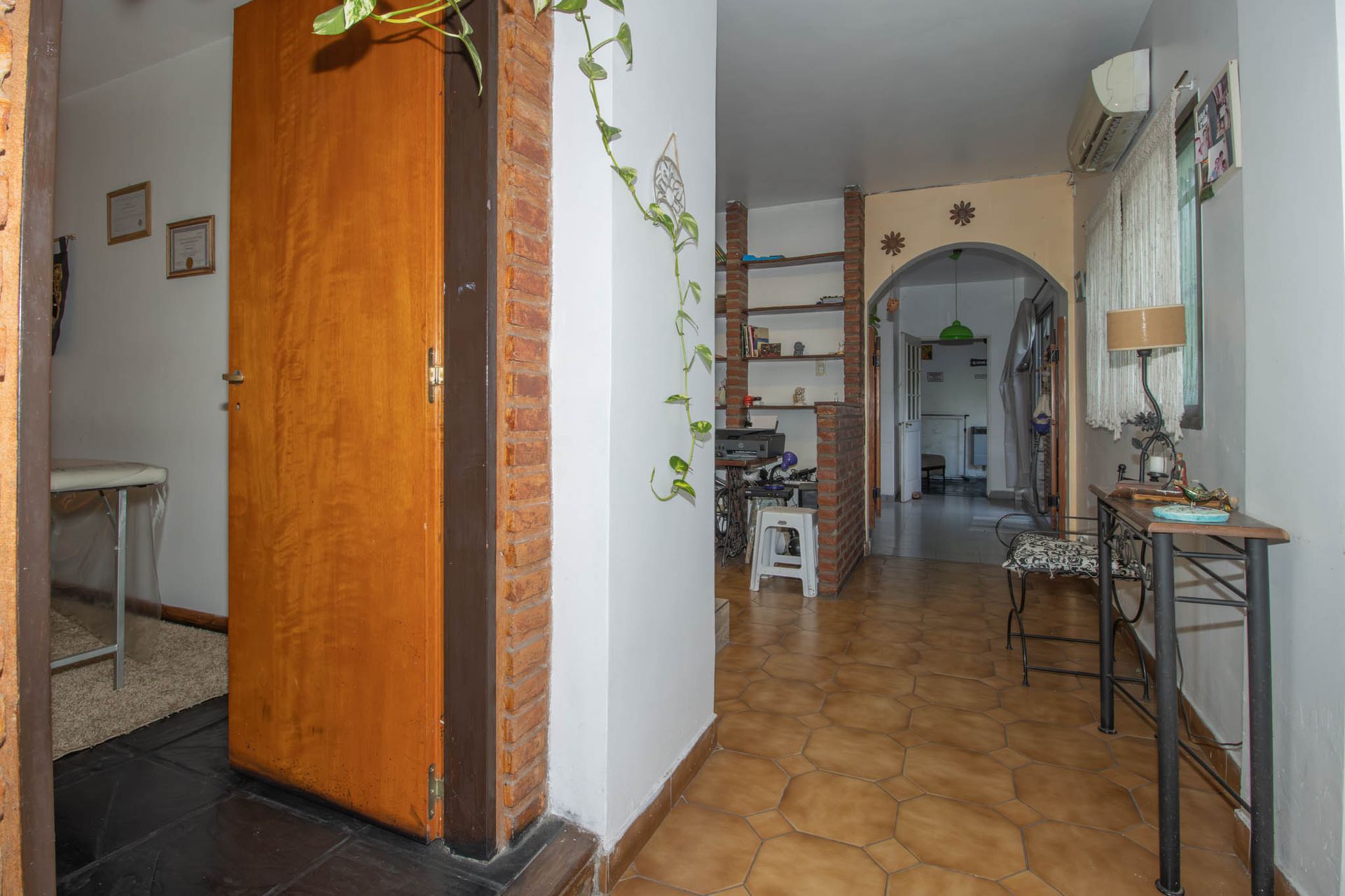 Casa en lote propio con jardín, 6 ambientes